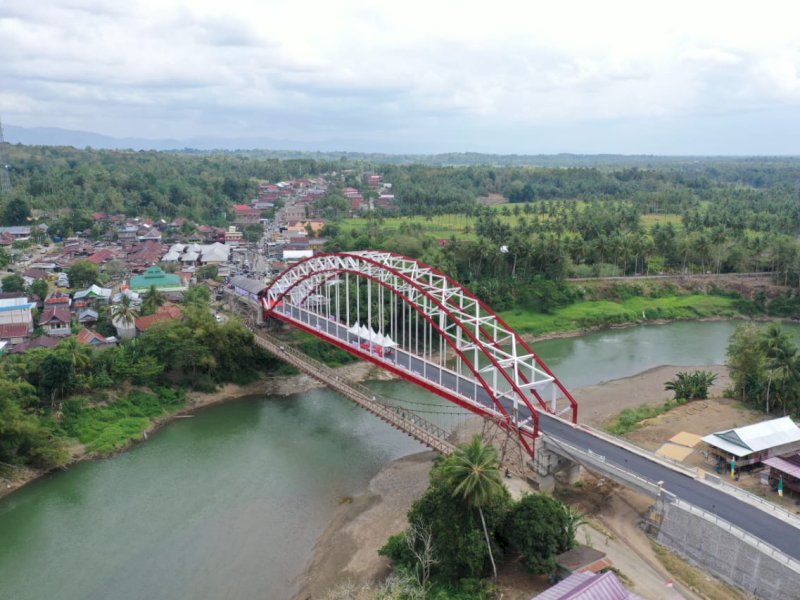 Jembatan Pacongkang Soppeng dengan pelengkung rangka baja terpanjang di Sulsel. 