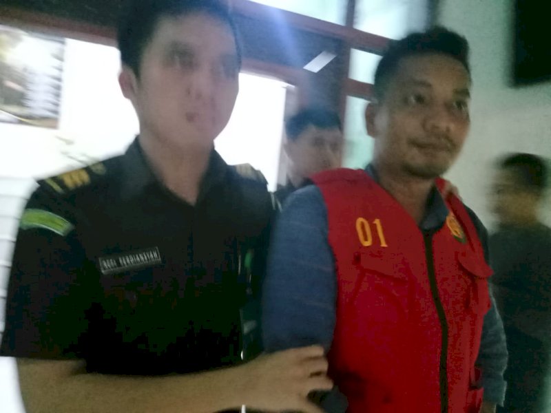 Tersangka H ditahan Kejari Enrekang usai diperiksa. 