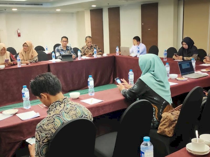 Dinas Lingkungan Hidup (DLH) Kota Makassar melaksanakan focus group discussion (FGD) di Hotel Aston Makassar. 