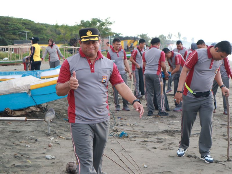Polres Bulukumba menggelar Jumat peduli lingkungan, dengan melaksanakan bersih-bersih sampah di Pantai Merpati. 