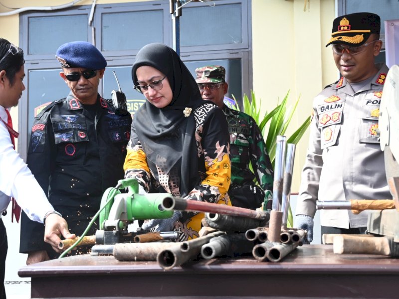 Bupati Luwu Utara Indah Putri Indriani menghadiri pemusnahan puluhan senjata api rakitan dan senjata tajam. 