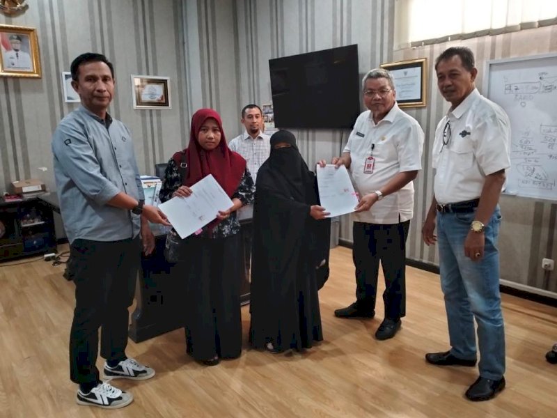 Kadinsos Sulsel Andi Irawan Bintang menyerahkan santunan kematian kepada dua orang ahli waris korban longsor di Kecamatan Rumbia, Kabupaten Jeneponto.