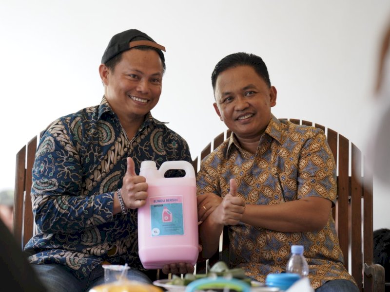 Bupati Bantaeng Ilham Azikin bersama pelaku industri rumahan Bundu Clean, Sabtu (26/8).