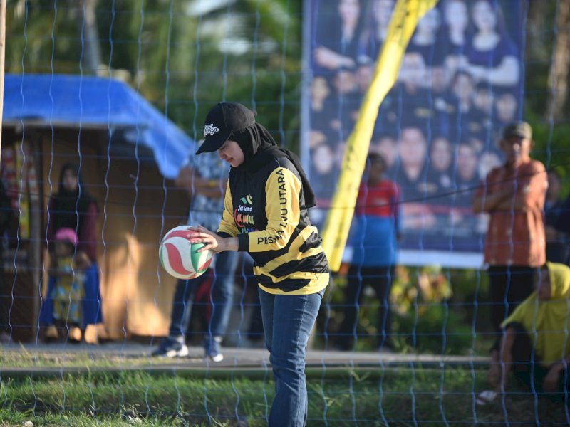 Bupati Luwu Utara Indah Putri Indriani saat membuka turnamen Voli Laskar Pelangi Cup I di Desa Giri Kusuma Kecamatan Malangke.