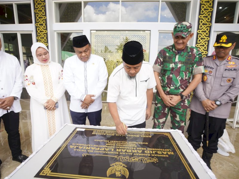 Gubernur Sulawesi Selatan Andi Sudirman Sulaiman meresmikan Masjid Akbar Lappariaja di Leppangeng, Desa Patangkai, Kecamatan Lappariaja. 