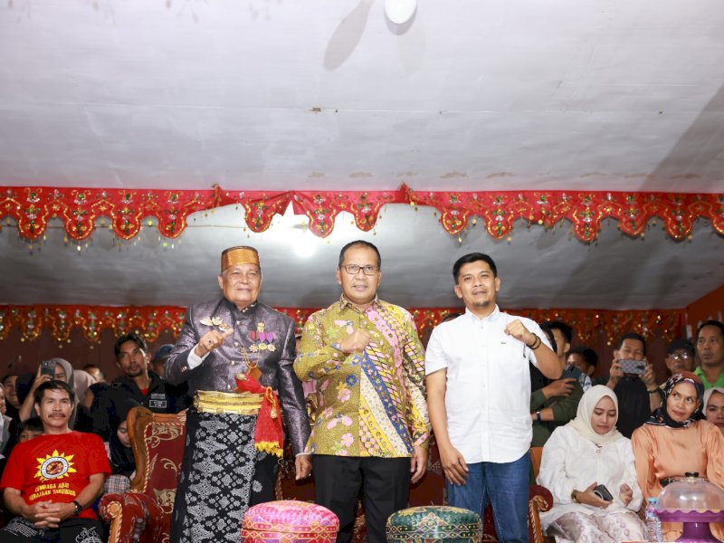 Wali Kota Makasar Moh Ramdhan Pomanto bersama tokoh adat Tarowang Jeneponto. 