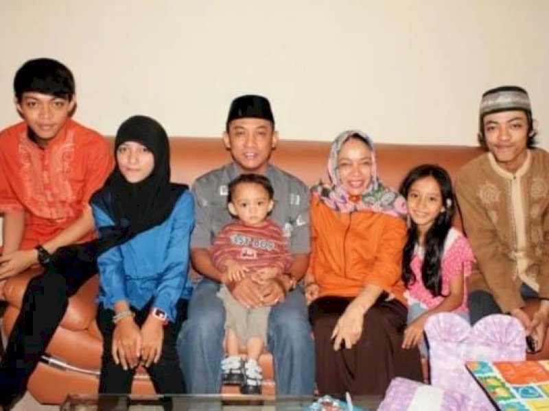 Syamsidar bersama mendiang suami dan anak anaknya. 