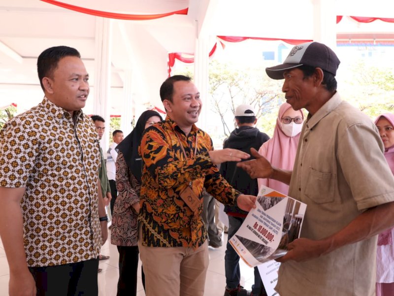 Komitmen Beri Perlindungan, Bupati Bantaeng Serahkan Klaim Asuransi Usaha Ternak