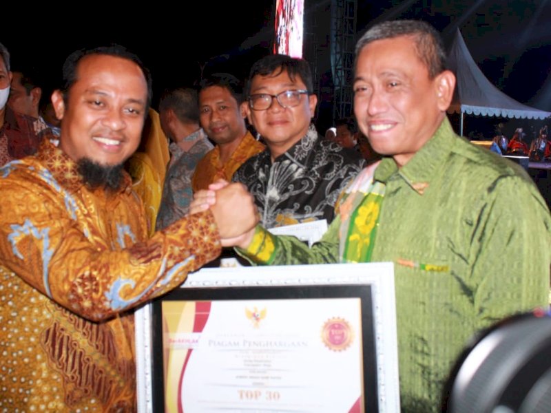 Penghargan Top 30 KIPP Sulsel tahun 2023 diterima langsung oleh Amran Mahmud yang diserahkan oleh Gubernur Sulsel Andi Sudirman Sulaiman. 