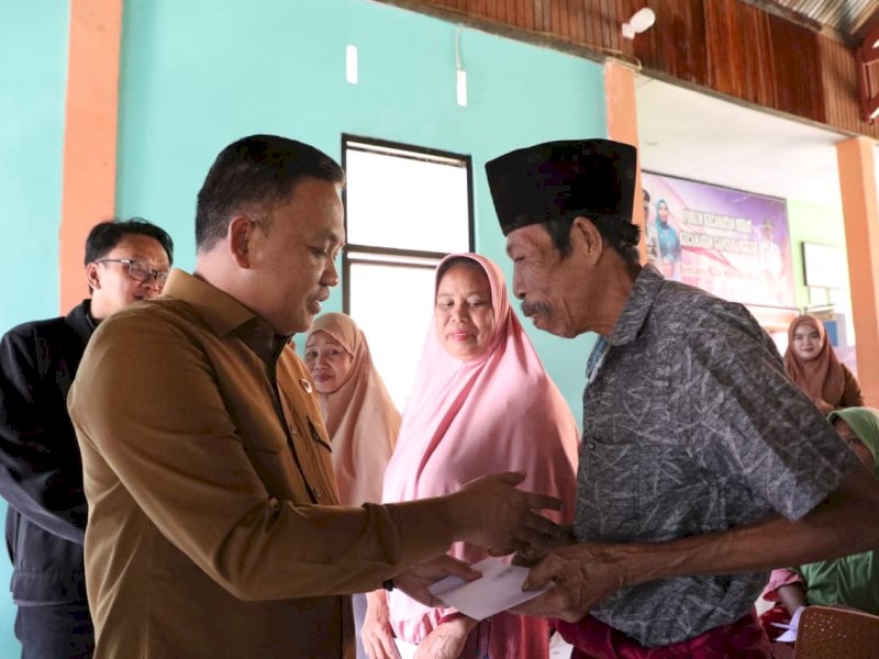 Bupati Bantaeng Ilham Azikin menyalurkan bantuan tunai program PKH dan BPNT. 