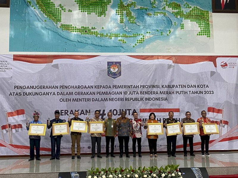 Pemkab Bulukumba  meraih penghargaan atas Gerakan 10 Juta Bendera. 