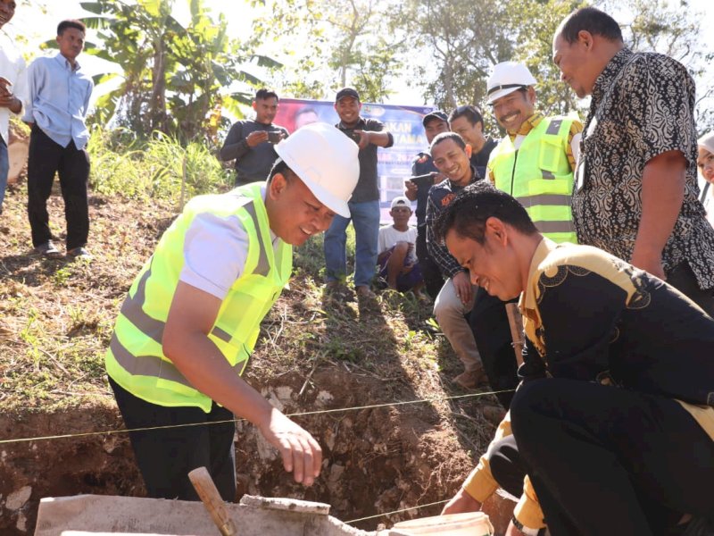 Bupati Bantaeng Ilham Azikin melakukan peletakan batu pertama Program Penyediaan Air Minum Berbasis Masyarakat (Pamsimas) 2023 di Desa Bonto Majannang. 