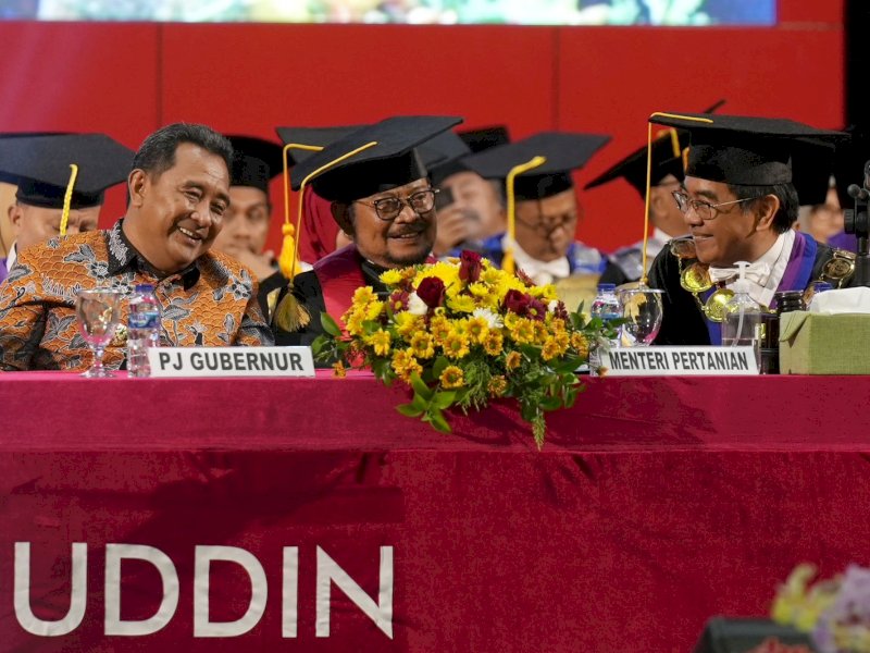 Pj Gubernur Sulsel Bahtiar menghadiri dies Natalis Unhas. 