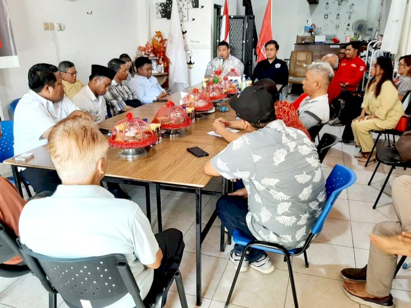 Ketua Badan Pengawas Pemilu (Bawaslu) Kota Makassar Dede Arwinsyah berkunjung ke markas Dewan Pimpinan Daerah (DPD) Partai Solidaritas Indonesia (PSI) Kota Makassar. 