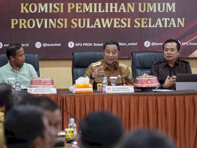 Penjabat Gubernur Sulsel Bahtiar Baharuddin menyambangi Kantor Komisi Pemilihan Umum (KPU) Sulsel, di Jalan AP Pettarani Makassar, Selasa, 12 September 2023.