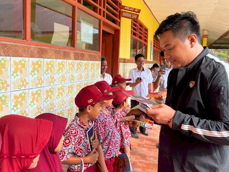 Brigpol Khurniawan Jais bersama anak anak di pedalaman Enrekang. 