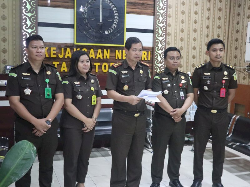 Kajari Tator Erianto L Paundanan merilis penetapan 2 tersangka kasus korupsi hibah Dinas Perikanan Torut. 