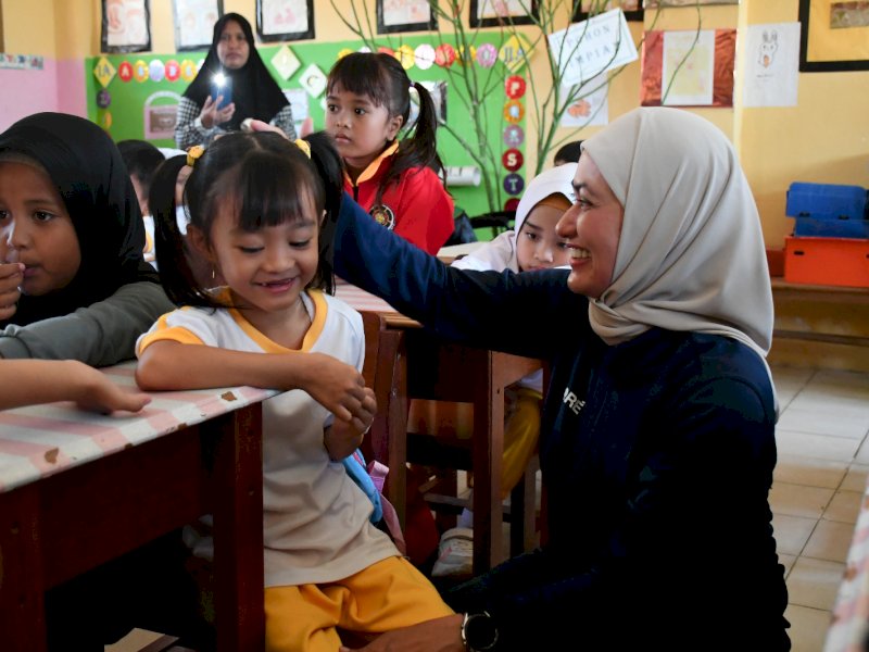 Bupati Luwu Utara Indah Putri Indriani saat berkunjung ke TK Pembina Masamba. 