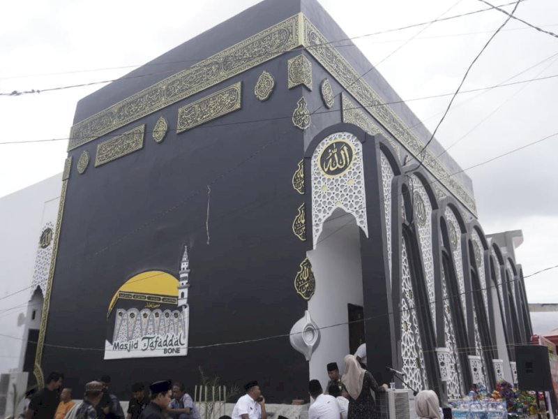 Masjid Tafaddal, Kota Watampone yang berbentuk Kakbah. 