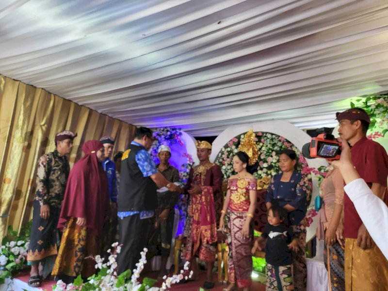 Kadis Dukcapil Luwu Utara Serahkan Akta Perkawinan Umat Hindu Bali di Mappedeceng