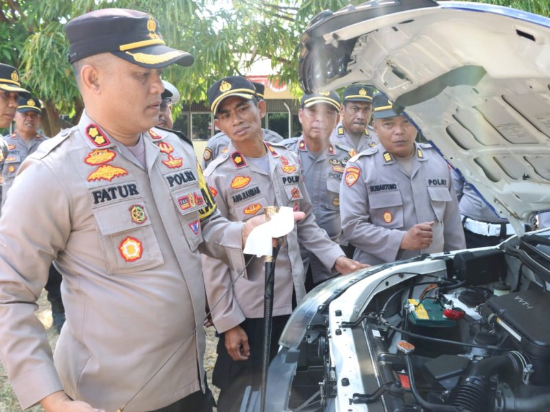 Kepala Kepolisian Resor Wajo AKBP Fatchur Rochman memimpin pemeriksaan kendaraan dalam rangka kesiapan Operasi Mantap Brata 2023.
