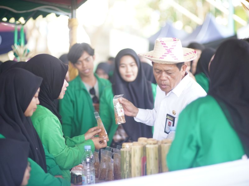 Peserta KKN IAIN Bone tahun 2023 memamerkan produk yang dihasilkan selama 45 hari melaksanakan KKN, di Indoor Lapangan Futsal IAIN Bone, Senin (25/9/2023).