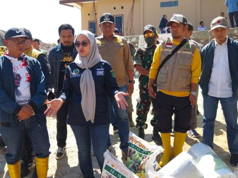 Bupati Indah Putri Indriani menyerahkan bantuan saprodi untuk kawasan Kampung Hortikultura Cabai. 