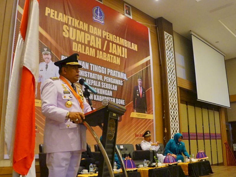 Bupati Fahsar Padjalangi saat pelantikan dan pengambilan sumpah/janji dalam jabatan pimpinan tinggi pratama, administrator pengawas dan kepsek di Bone, Senin (25/9/2023)