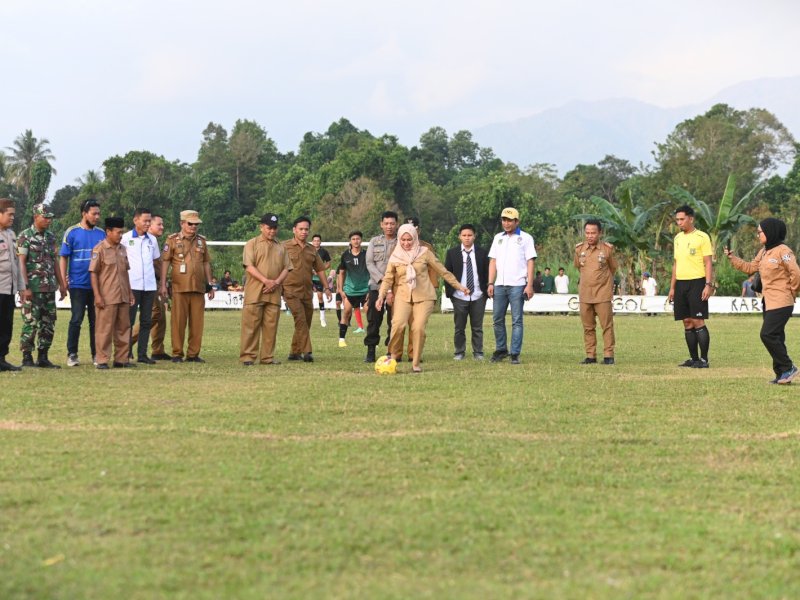 Bupati Luwu Utara Indah Putri Indriani membuka secara resmi turnamen sepak bola Lantang Tallang Cup. 