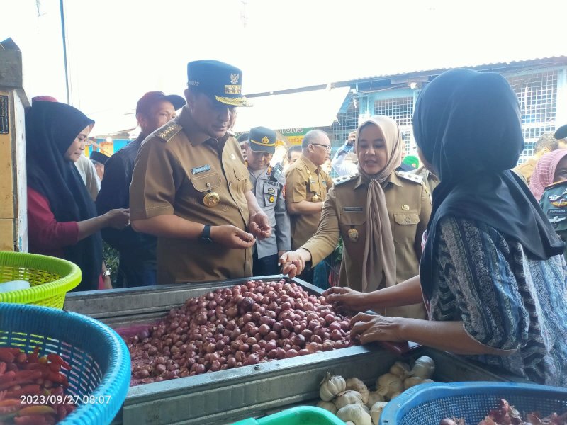 Cek Pangan di Pasar Terong-Pabaengbaeng, Bahtiar: Stok Aman, Harga Naik-Turun