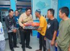 Terjun Langsung ke Kecamatan Lau, Bupati Maros Serahkan Bantuan Alat Tangkap Kepiting 