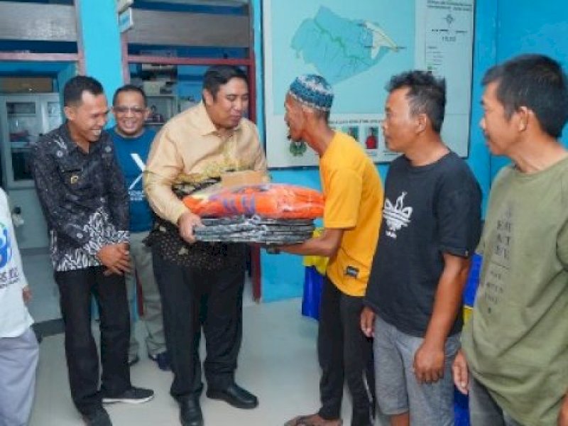 Terjun Langsung ke Kecamatan Lau, Bupati Maros Serahkan Bantuan Alat Tangkap Kepiting 
