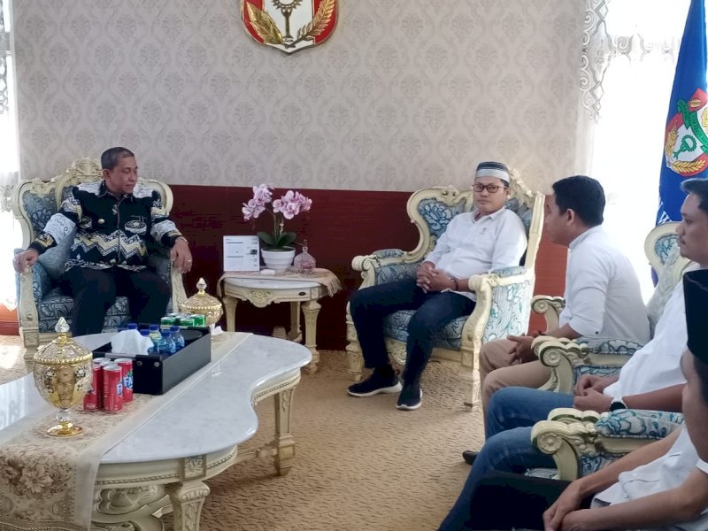 Ketua HIPMI Kabupaten Wajo, Syamsuriadi bertemu Bupati Wajo Amran Mahmud. 