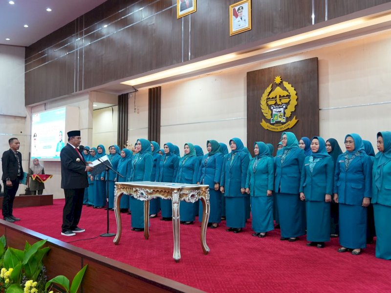 Pj Gubernur Sulsel Bahtiar Baharuddin mengukuhkan Sofha Marwah Bahtiar sebagai Pj Ketua PKK Sulsel. 