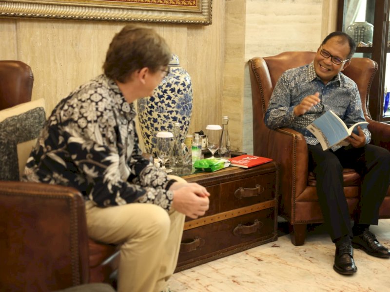 Wali Kota Makassar Moh Ramdhan Pomanto menerima buku karya Komikus asal Perancis Emmannuel Lemaire.
