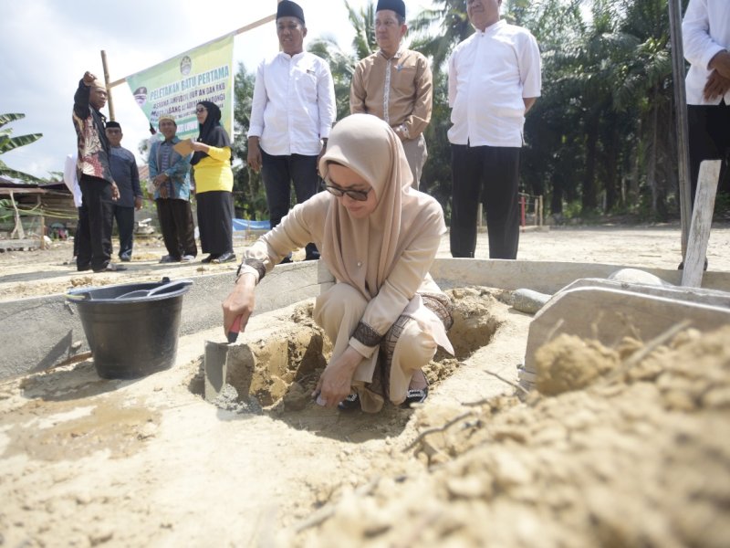 Bupati Luwu Utara Indah Putri Indriani (IDP) meletakkan batu pertama pembangunan asrama tahfidzul quran dan RKB MDTA Cabang As'adiyah Landongi, Desa Tandung. 