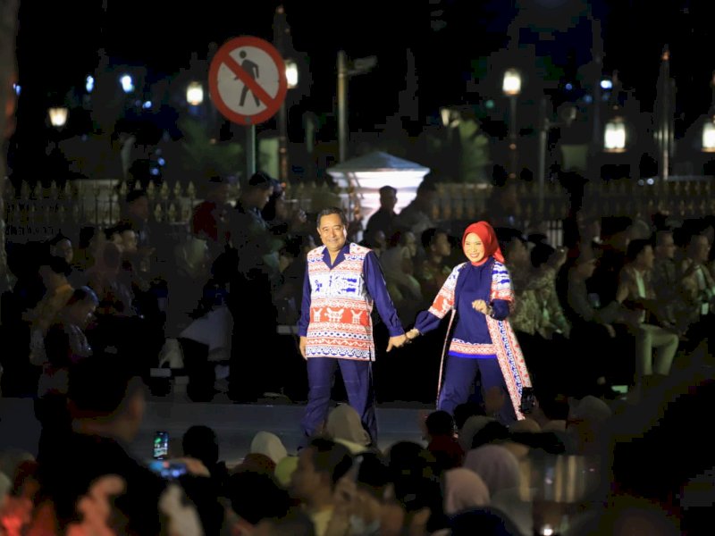Momen Bahtiar-Sofha Fashion Show Pamer Batik Sarita Toraja Utara di Istana Negara
