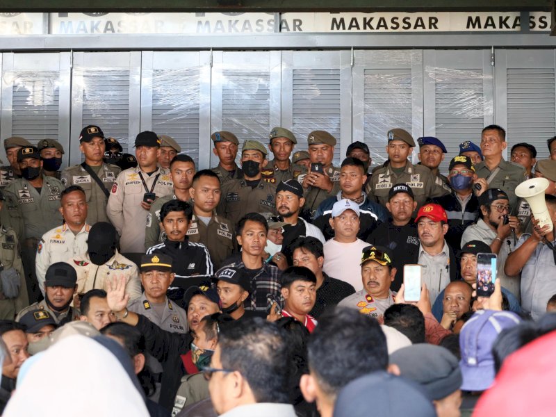 Ketegangan terjadi saat Pemkot Makassar secara resmi mengambil alih pengelolaan Pasar Butung. 