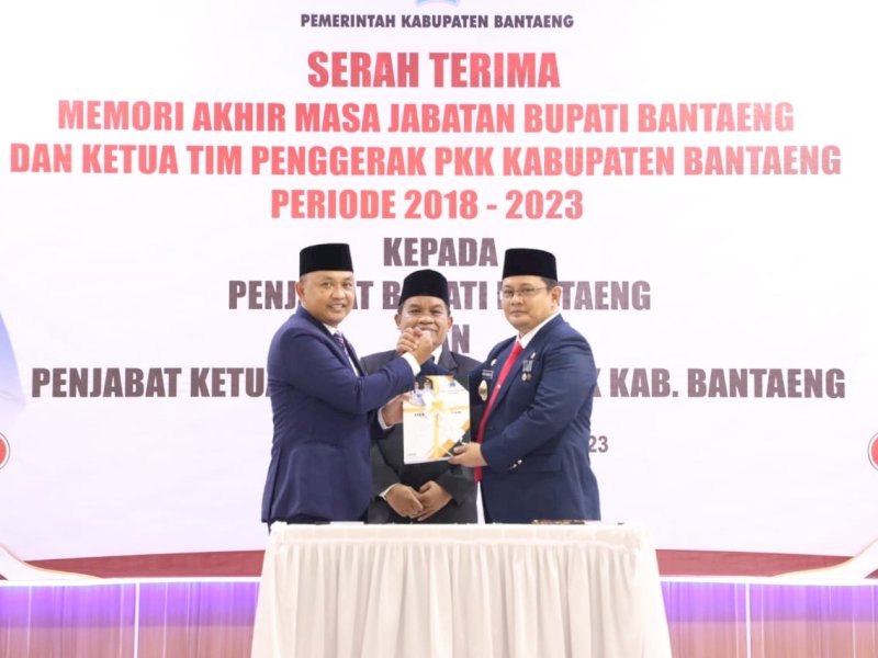Serah terima memori akhir masa jabatan Bupati Bantaeng Ilham Azikin kepada Penjabat Bupati Bantaeng Andi Abu Bakar berlangsung di Gedung Balai Kartini, Bantaeng, Senin (2/10).