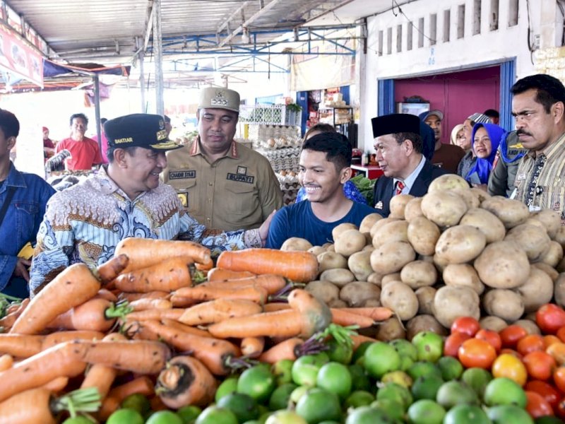 Penjabat Gubernur Sulsel Bahtiar Baharuddin bersama Bupati Maros, Chaidir Syam meninjau Pasar Tramo Butta Salewangang, Kabupaten Maros, Senin, 2 Oktober 2023.