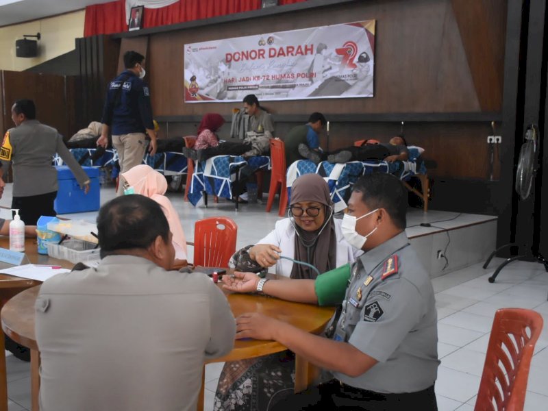 Polres Bulukumba menggelar donor darah dalam rangka Hari Ulang Tahun (HUT) Humas Polri yang ke 72.