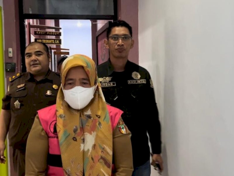 Kejaksaan Negeri Sengkang menahan Kades Sakkoli Kecamatan Sajoanging Kabupaten Wajo. 