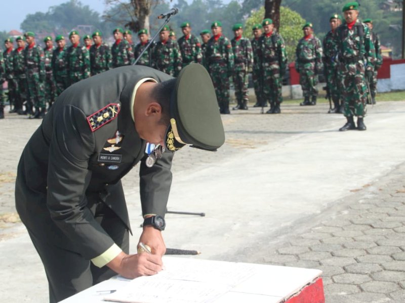 Dandim 1414/Tator Letkol Inf Monfi Ade Candra melakukan ziarah ke Taman Makam Pahlawan (TMP) Kecamatan Rantepao. 