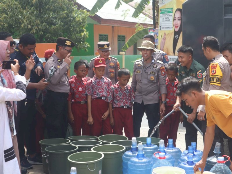 Polres Bulukumba menyalurkan air bersih kepada warga yang terdampak kekeringan. 