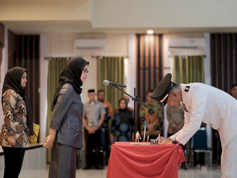 Bupati Luwu Utara, Indah Putri Indriani melantik Camat Sukamaju Andi Rahmat. 