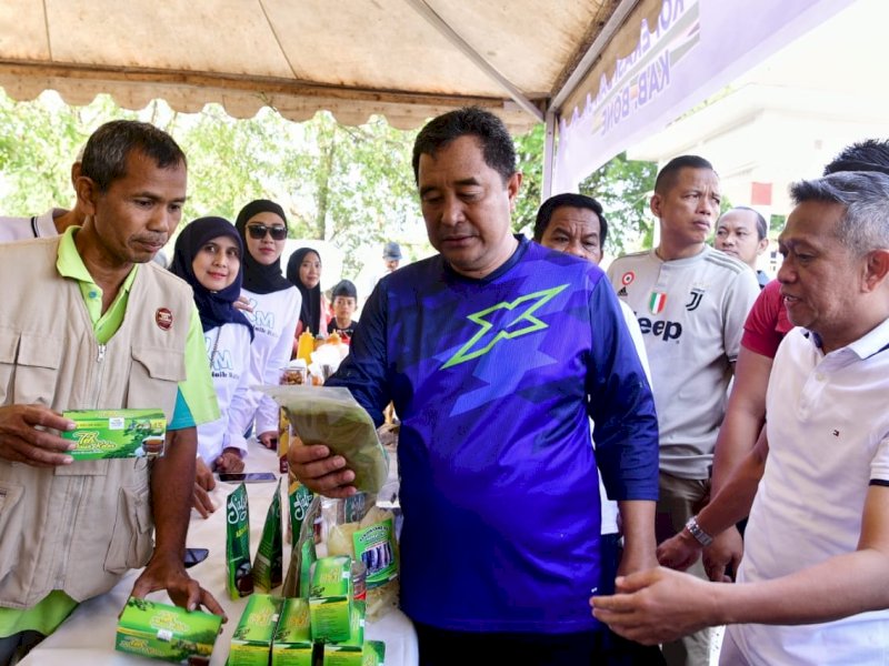 Penjabat Gubernur Sulsel Bahtiar Baharuddin, meninjau Gerakan Pangan Murah yang digelar di Lapangan Merdeka Watampone. 