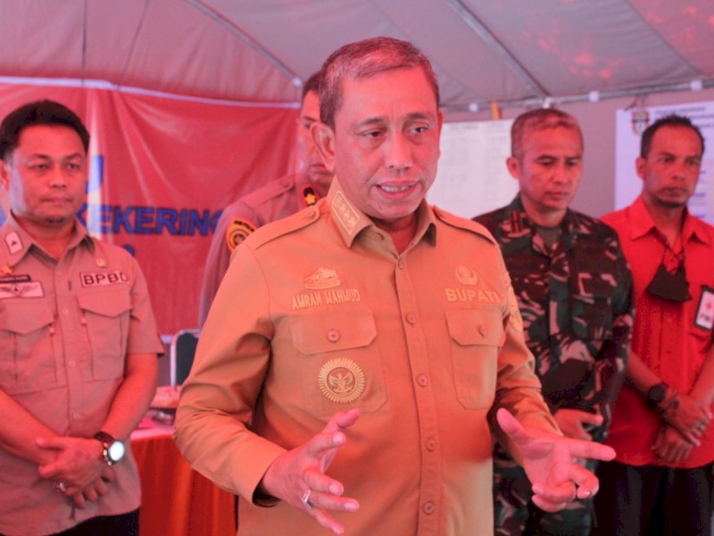 Bupati Wajo Amran Mahmud saat rapat koordinasi di Posko Terpadu di Kantor BPBD Kabupaten Wajo. 