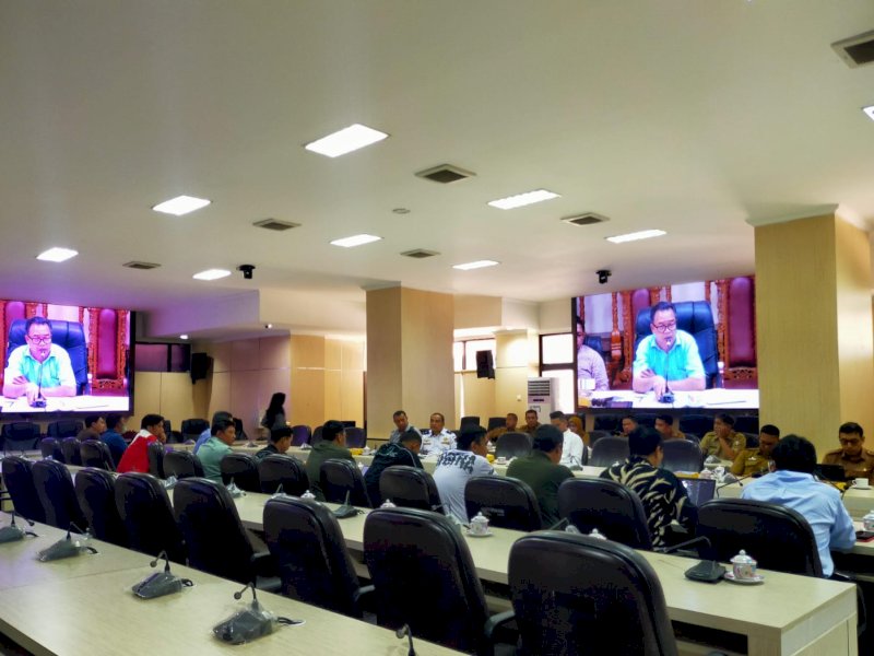 Rapat dengar pendapat dengan perusahaan provider selular di Gedung DPRD Makassar, Senin (9/10/2023). 