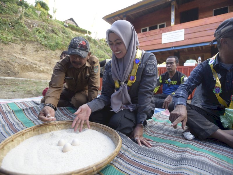 Bupati IDP disambut masyarakat adat saat tiba di Dusun Longa Desa Embonatana Seko Tengah.