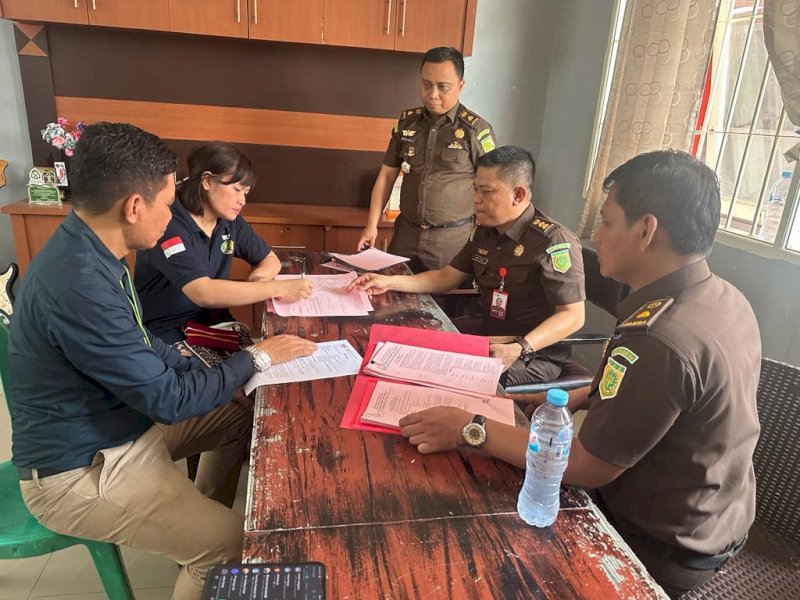 Kejati Sulsel menyerahkan dua tersangka kasus korupsi penyaluran kredit fiktif PT Pengadaian Cabang Rantepao kepada penuntut umum, Rabu (11/10/2023).